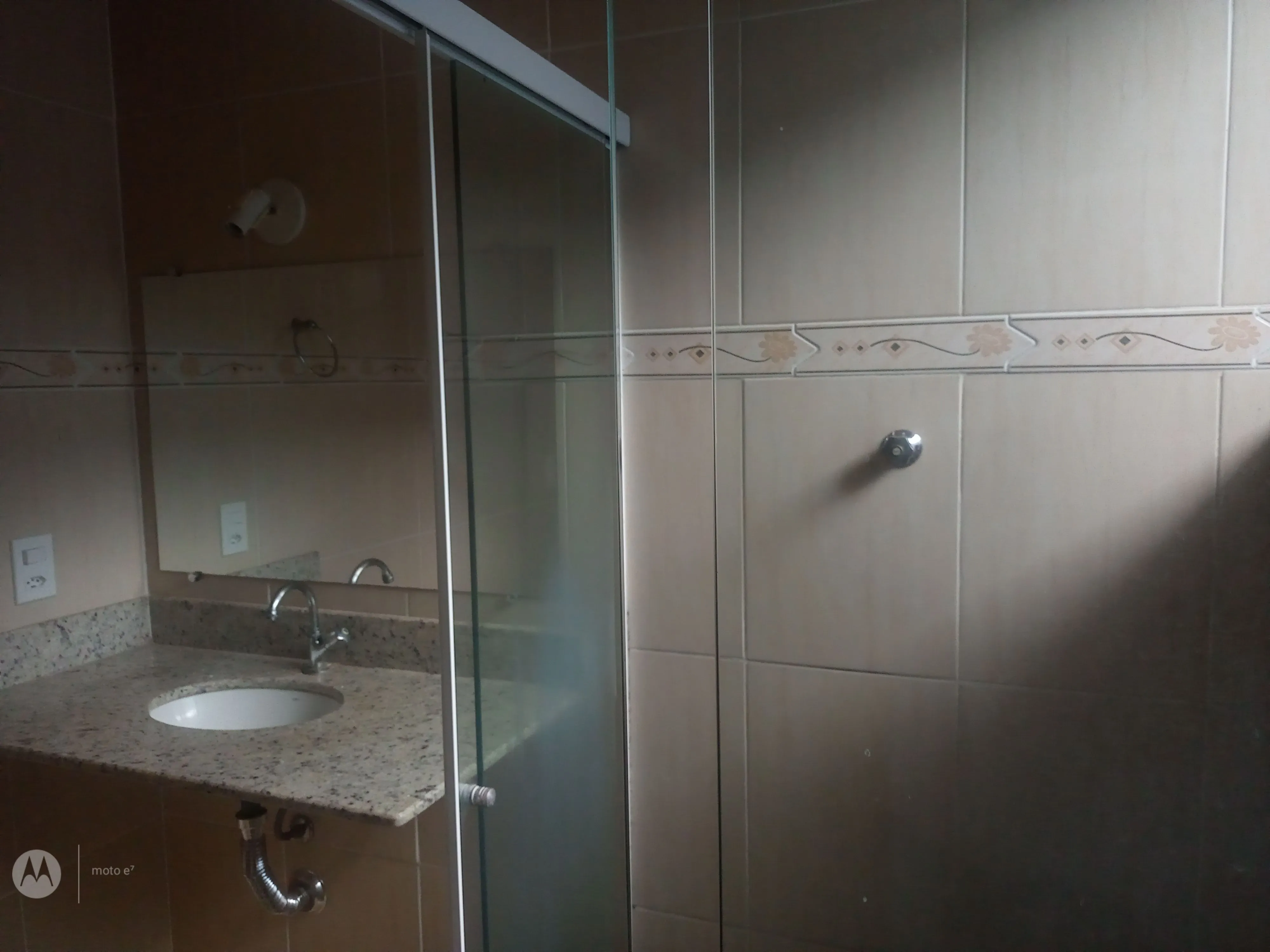 Morar bem é aqui. Casa confortável, com ampla área de lazer, sacadas que proporcionam vistas maravilhosas para as montanhas, 3 quartos, sendo dois suites, mais dois banheiros sociais e um lavabo, copa, cozinha, 2 garagens cobertas, espaço mais automóveis no quintal, bem segura com muros altos, portões eletrônicos, porta balcão nas três sacadas. Vamos agendar uma visita e sentir o quanto ela é agradável? - foto 11