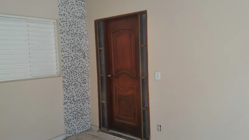 Casa com dois quartos (um suite), 2 garagens, opção para mais um automóvel, cozinha grande, sala grande que dá para dividir e fazer o terceiro quarto, quintal, 87m² de área construída, bairro Santa Lúcia. Aceita troca. - foto 1