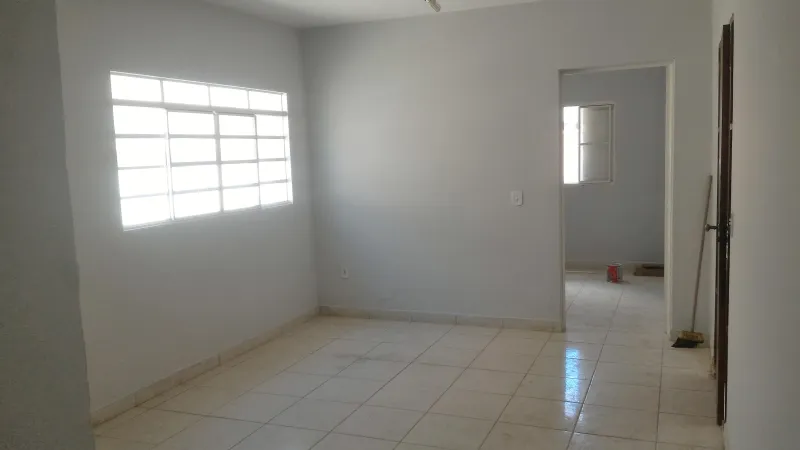 Casa com dois quartos (um suite), 2 garagens, opção para mais um automóvel, cozinha grande, sala grande que dá para dividir e fazer o terceiro quarto, quintal, 87m² de área construída, bairro Santa Lúcia. Aceita troca. - foto 2