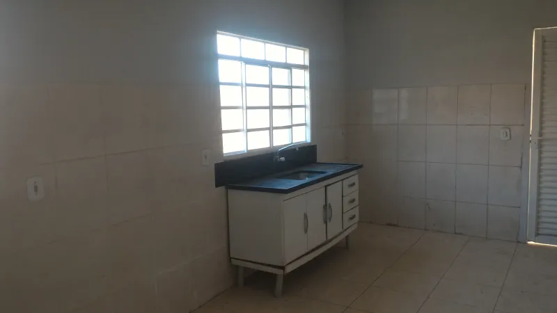 Casa com dois quartos (um suite), 2 garagens, opção para mais um automóvel, cozinha grande, sala grande que dá para dividir e fazer o terceiro quarto, quintal, 87m² de área construída, bairro Santa Lúcia. Aceita troca. - foto 4