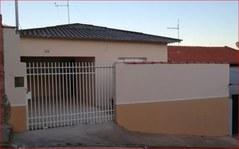 Casa com dois quartos (um suite), 2 garagens, opção para mais um automóvel, cozinha grande, sala grande que dá para dividir e fazer o terceiro quarto, quintal, 87m² de área construída, bairro Santa Lúcia. Aceita troca. - foto 5