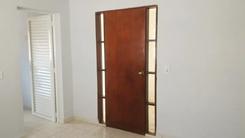 Casa com dois quartos (um suite), 2 garagens, opção para mais um automóvel, cozinha grande, sala grande que dá para dividir e fazer o terceiro quarto, quintal, 87m² de área construída, bairro Santa Lúcia. Aceita troca. - foto 7
