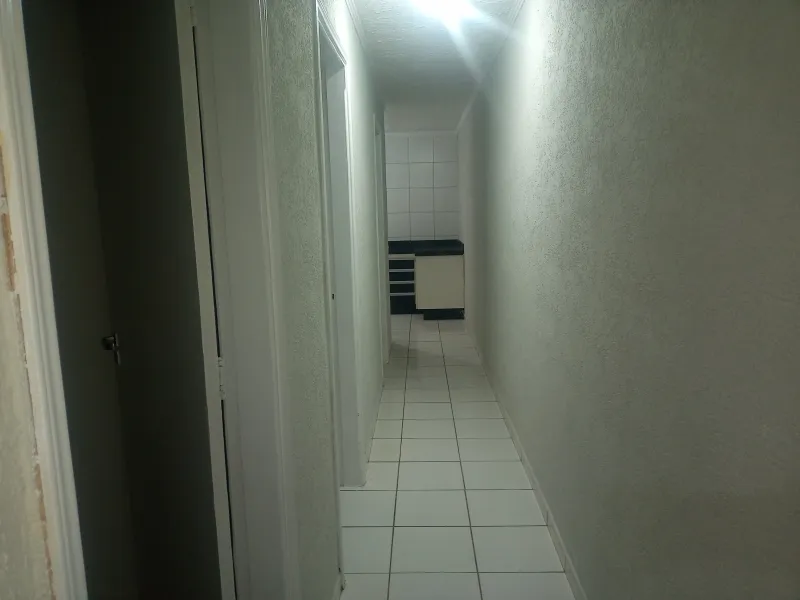 Apartamento térreo, confortável e sem escadas, com 3 quartos, sendo 1 suíte. Cozinha preparada para cooktop, garagem,  acabamento de excelente qualidade e bom gosto. Imóvel bem conservado, localizado no bairro Jardim Ipê. - foto 1