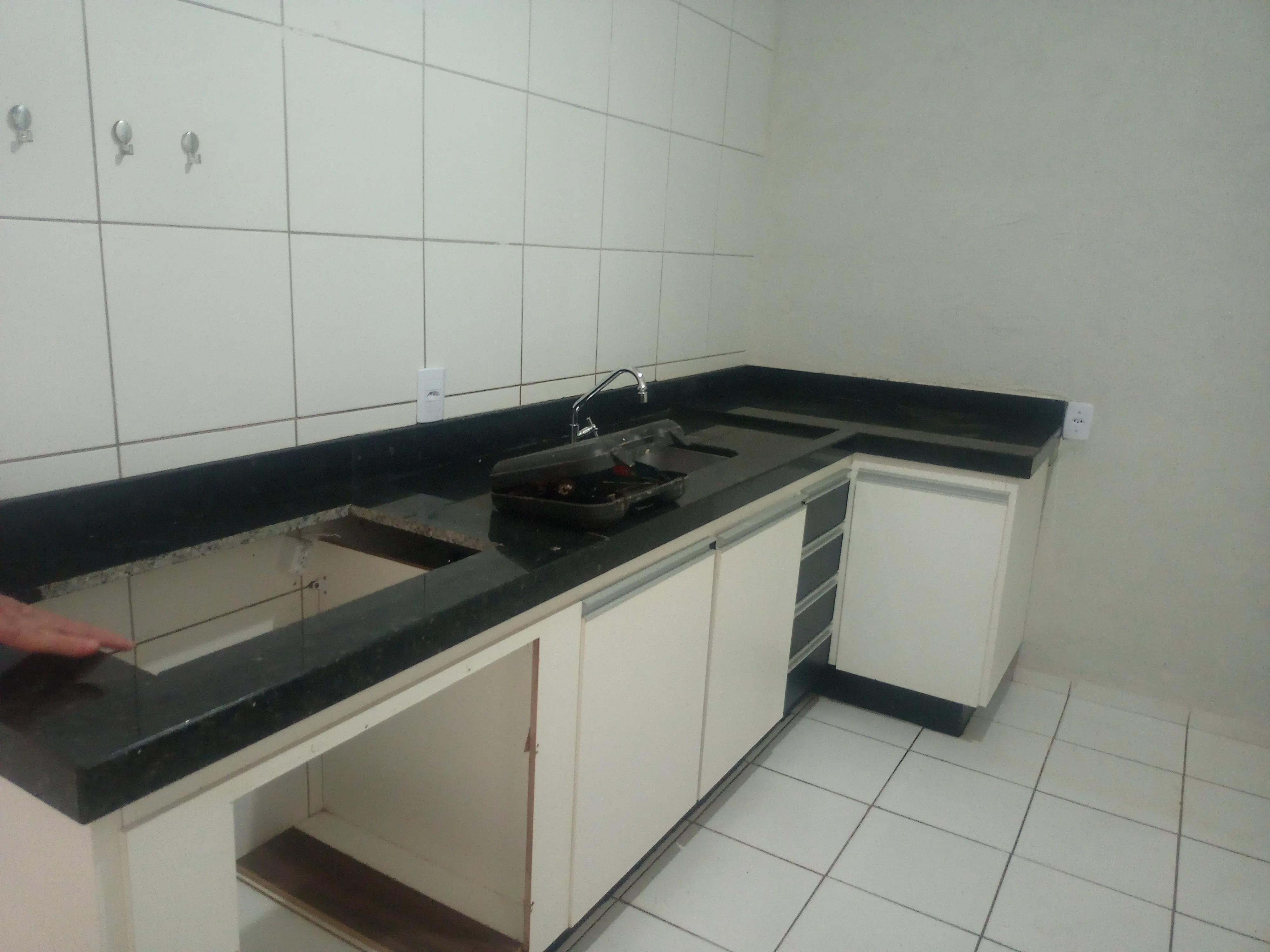 Apartamento térreo, confortável e sem escadas, com 3 quartos, sendo 1 suíte. Cozinha preparada para cooktop, garagem,  acabamento de excelente qualidade e bom gosto. Imóvel bem conservado, localizado no bairro Jardim Ipê. - foto 2