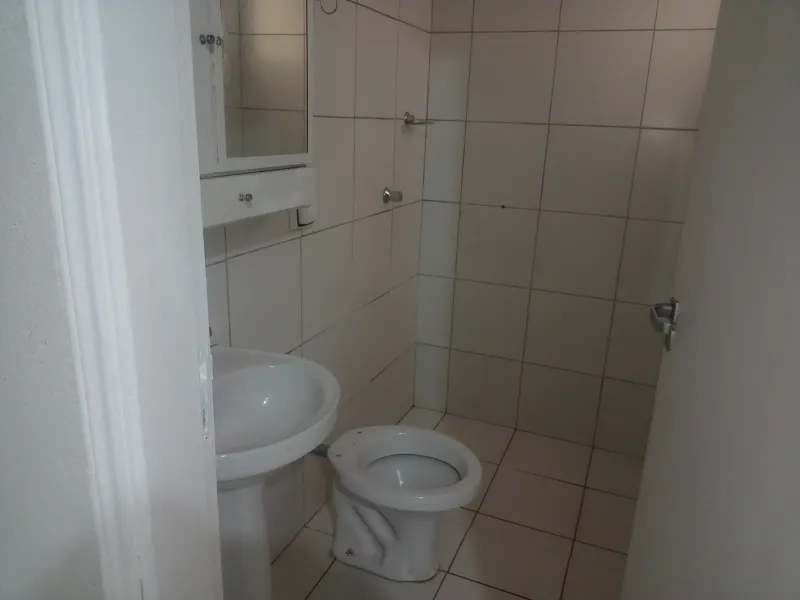 Apartamento térreo, confortável e sem escadas, com 3 quartos, sendo 1 suíte. Cozinha preparada para cooktop, garagem,  acabamento de excelente qualidade e bom gosto. Imóvel bem conservado, localizado no bairro Jardim Ipê. - foto 3