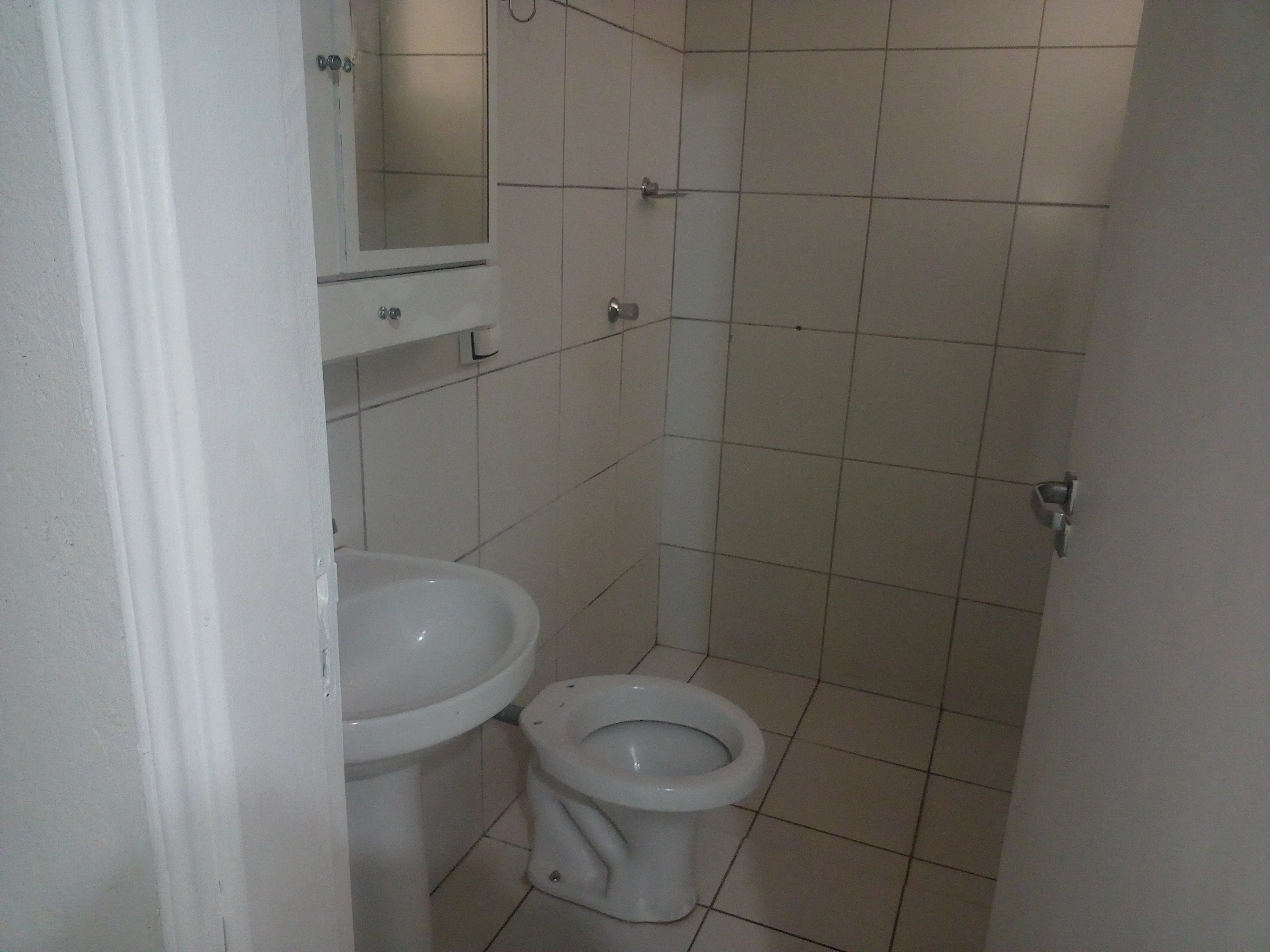 Apartamento térreo, confortável e sem escadas, com 3 quartos, sendo 1 suíte. Cozinha preparada para cooktop, garagem,  acabamento de excelente qualidade e bom gosto. Imóvel bem conservado, localizado no bairro Jardim Ipê. - foto 3