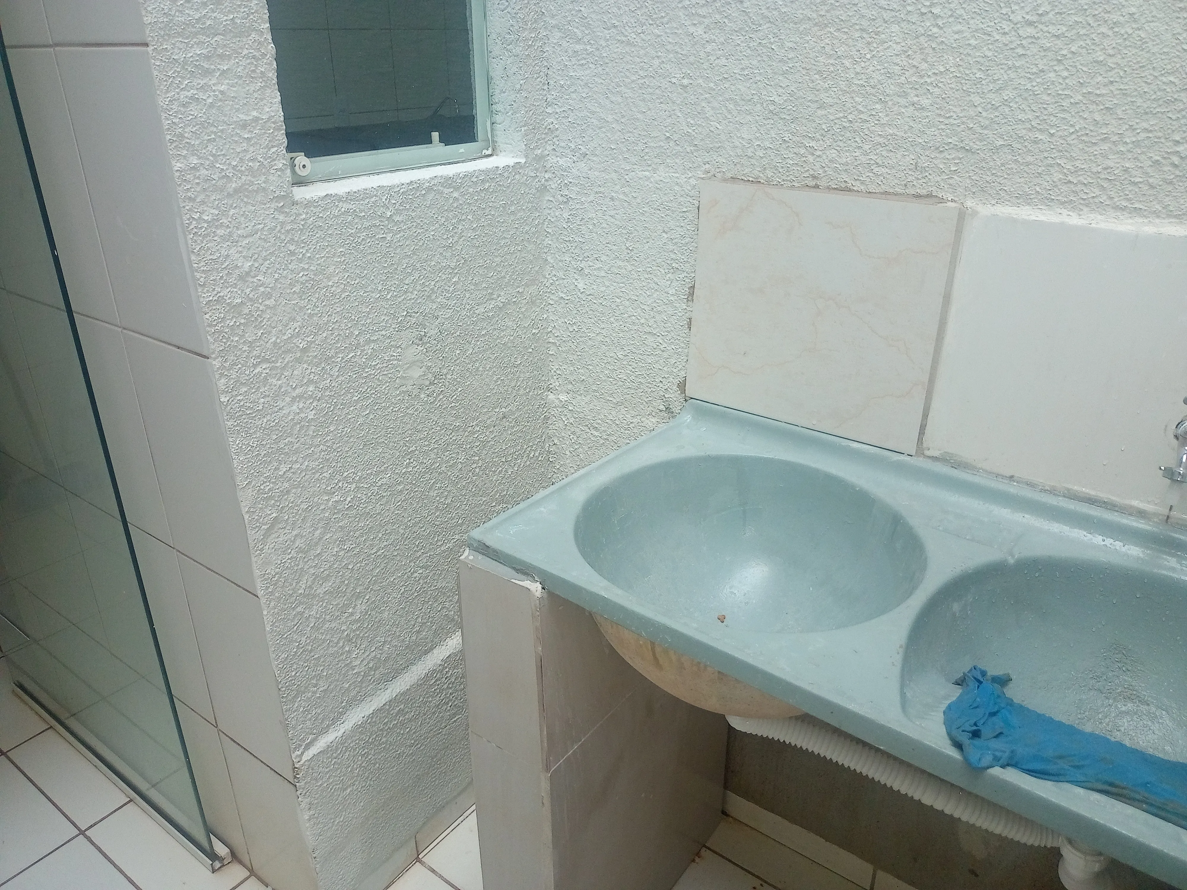 Apartamento térreo, confortável e sem escadas, com 3 quartos, sendo 1 suíte. Cozinha preparada para cooktop, garagem,  acabamento de excelente qualidade e bom gosto. Imóvel bem conservado, localizado no bairro Jardim Ipê. - foto 4