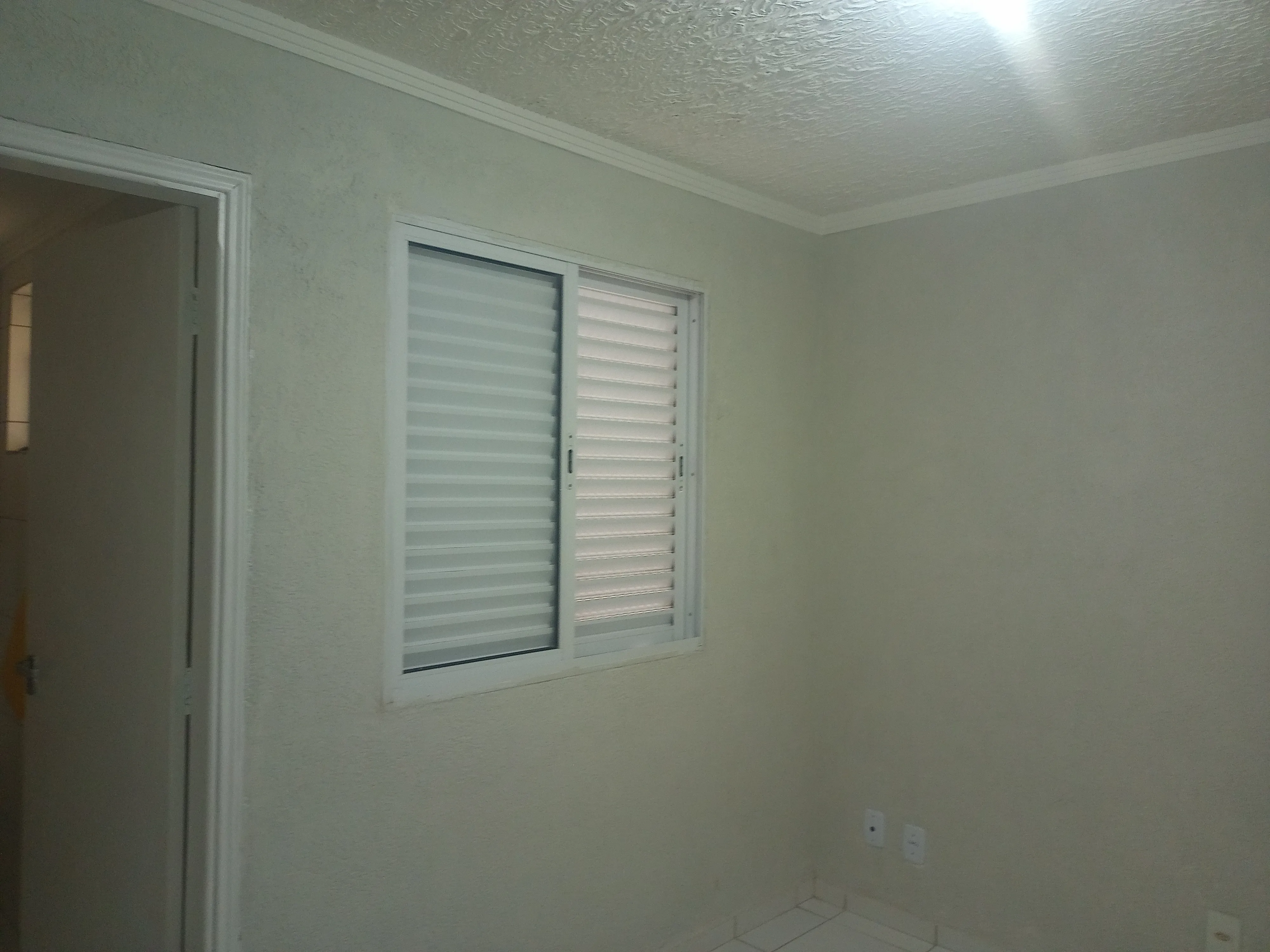 Apartamento térreo, confortável e sem escadas, com 3 quartos, sendo 1 suíte. Cozinha preparada para cooktop, garagem,  acabamento de excelente qualidade e bom gosto. Imóvel bem conservado, localizado no bairro Jardim Ipê. - foto 6