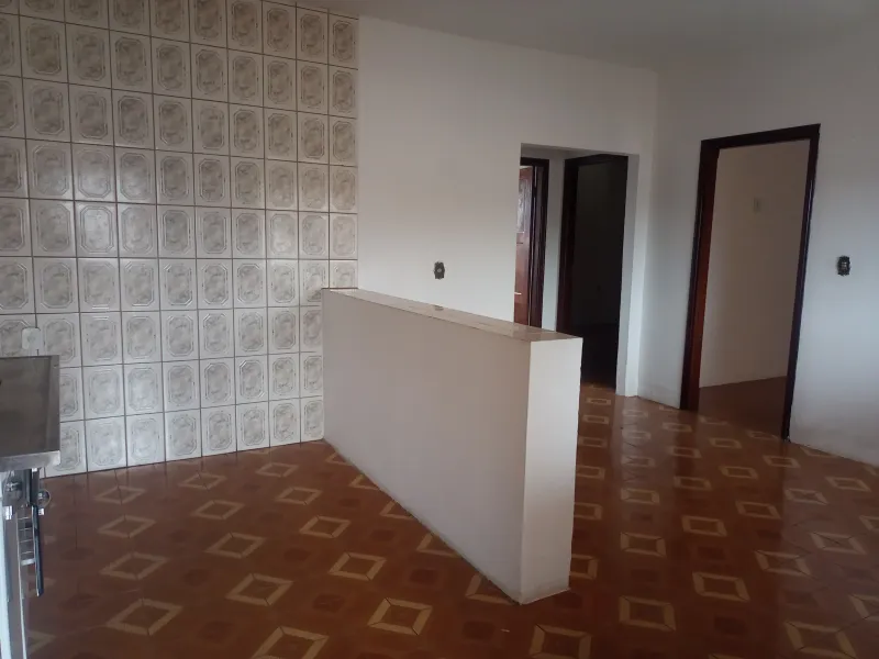 Chegou a oportunidade de morar em uma casa acolhedora, localizada na Vila Samambaia, com padrão não popular, cômodos grandes, 2 quartos, garagem, opção para mais uma garagem, copa, cozinha, área de serviço ampla, fachada bonita e bastante conforto interno. - foto 3