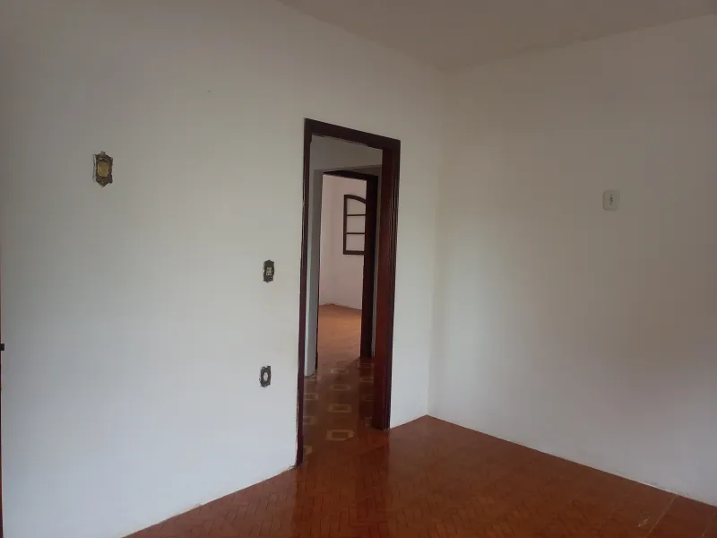 Chegou a oportunidade de morar em uma casa acolhedora, localizada na Vila Samambaia, com padrão não popular, cômodos grandes, 2 quartos, garagem, opção para mais uma garagem, copa, cozinha, área de serviço ampla, fachada bonita e bastante conforto interno. - foto 4
