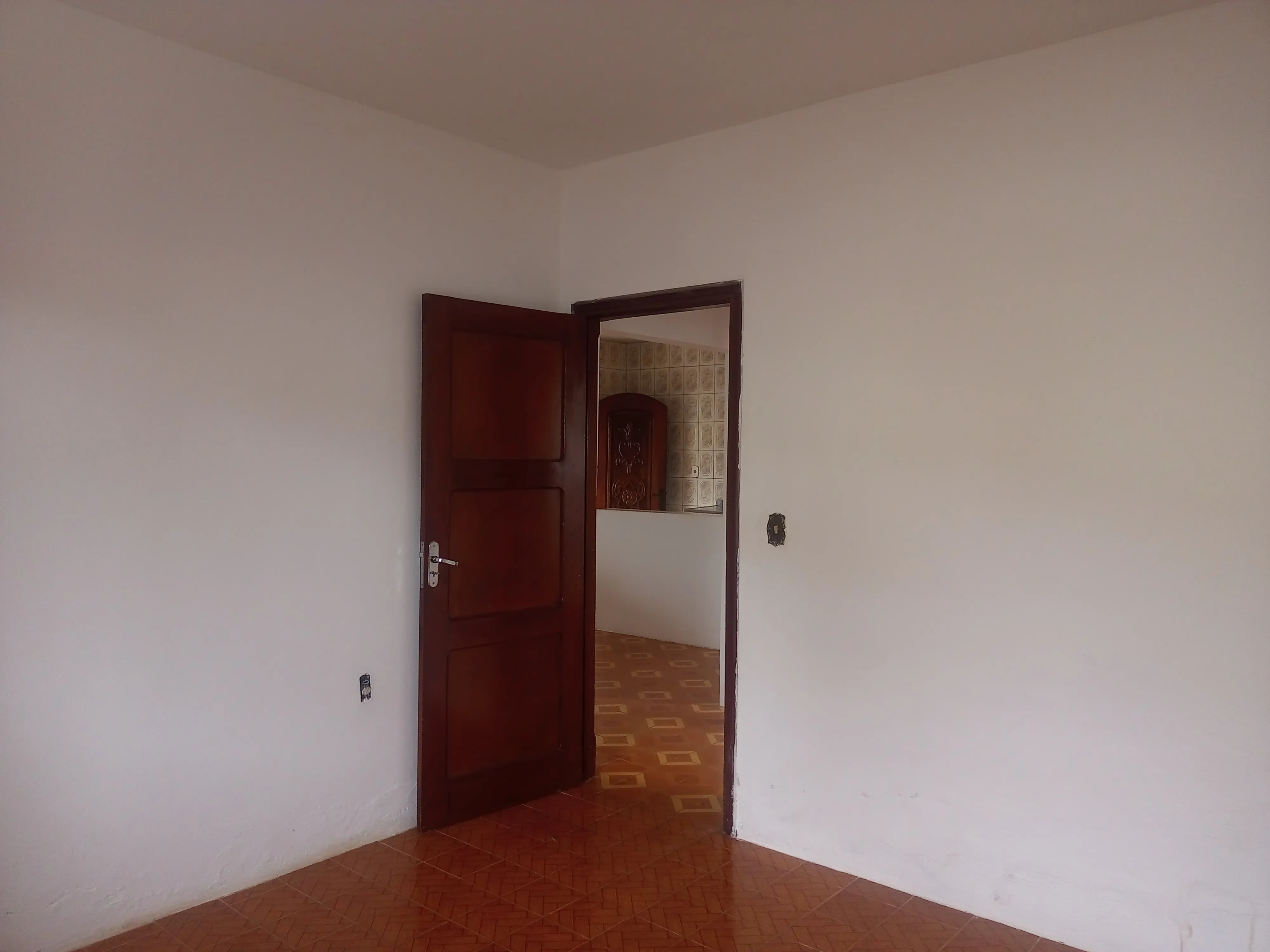 Chegou a oportunidade de morar em uma casa acolhedora, localizada na Vila Samambaia, com padrão não popular, cômodos grandes, 2 quartos, garagem, copa, cozinha, área de serviço ampla. - foto 5