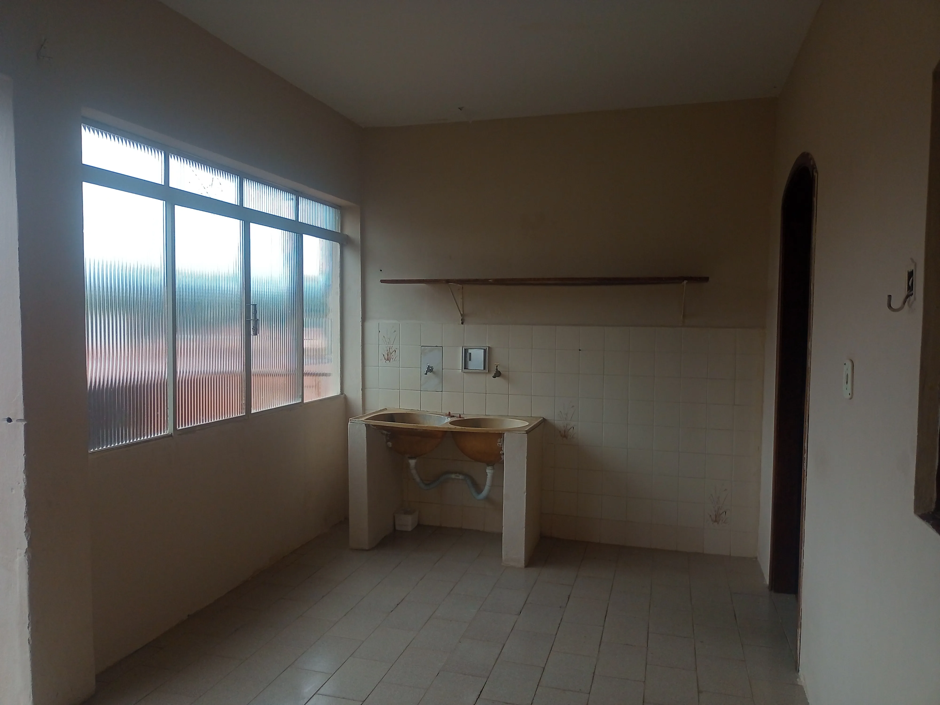 Chegou a oportunidade de morar em uma casa acolhedora, localizada na Vila Samambaia, com padrão não popular, cômodos grandes, 2 quartos, garagem, copa, cozinha, área de serviço ampla. - foto 6