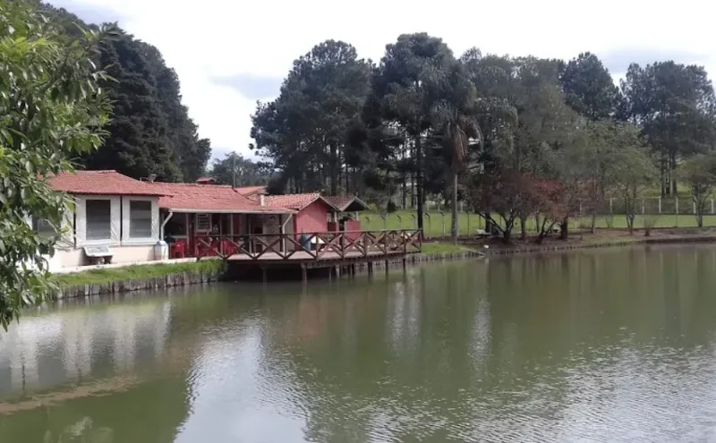 Para seu lazer ou para morar, terreno no Clube UVA, com 300m², assentado, localizado na parte alta, sem risco de alagamento.  O clube oferece a  seus associados piscina com toboágua, lanchonete, salão de festas, churrasqueira, campo de futebol, quadra poliesportiva e açude com peixes. - foto 1
