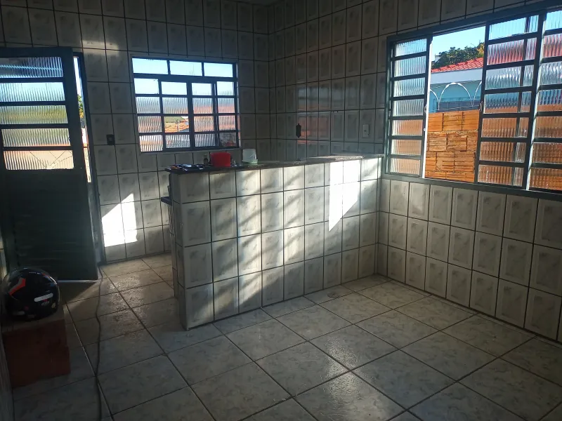 Esta casa é pra você que quer quartos grandes, 2 banheiros, 3 quartos,  um suite,  2 garagens, vista maravilhosa. - foto 5
