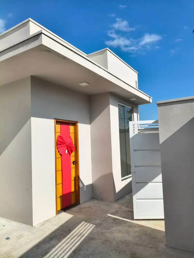 Conforto e beleza, para o bem-estar de sua família. Casa com 2 quartos, duas garagens,novíssima, churrasqueira para encontros agradáveis com seus amigos e familiares. - foto 1