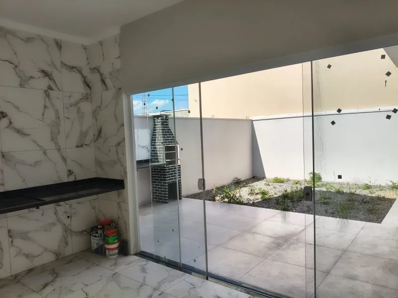 Conforto e beleza, para o bem-estar de sua família. Casa com 2 quartos, duas garagens,novíssima, churrasqueira para encontros agradáveis com seus amigos e familiares. - foto 2