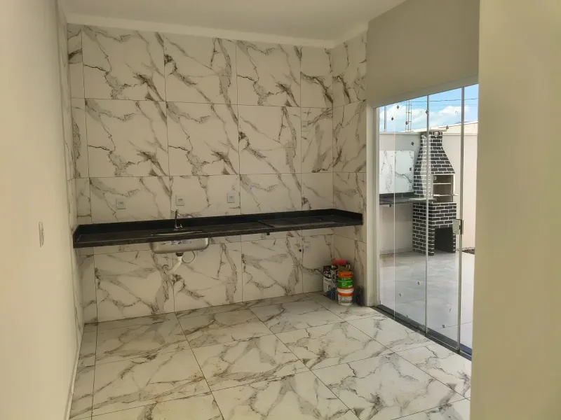 Conforto e beleza, para o bem-estar de sua família. Casa com 2 quartos, duas garagens,novíssima, churrasqueira para encontros agradáveis com seus amigos e familiares. - foto 3