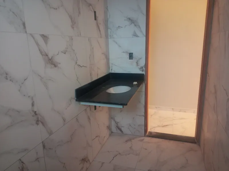Conforto e beleza, para o bem-estar de sua família. Casa com 2 quartos, duas garagens,novíssima, churrasqueira para encontros agradáveis com seus amigos e familiares. - foto 6