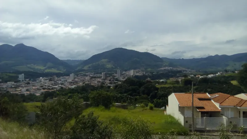 Terrenos no Jardim Ipê, com vista panorâmica para as serras e centro da cidade, solo duro econômico para construir, com testada variando entre 10m a 14m:  300m² por R$230.000,00;  200m² por R$150.000,00 e 100m² por 100.000,00 - foto 2