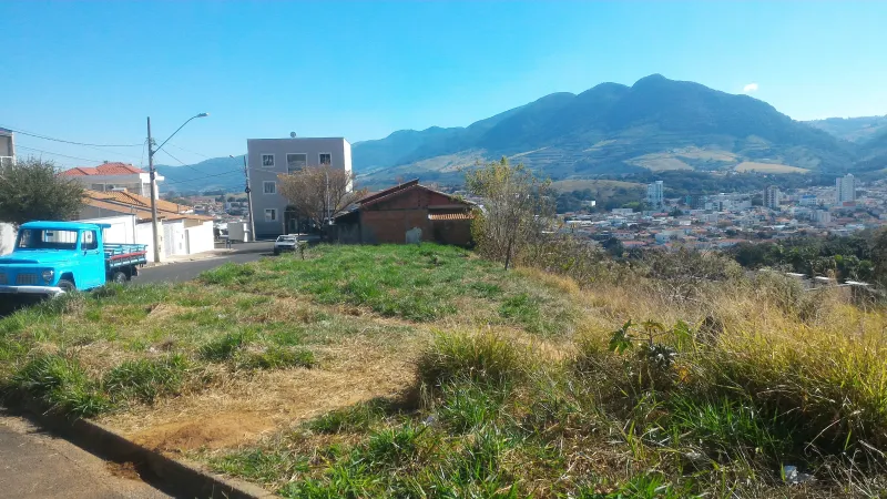 Terrenos no Jardim Ipê, com vista panorâmica para as serras e centro da cidade, solo duro econômico para construir, com testada variando entre 10m a 14m:  300m² por R$230.000,00;  200m² por R$150.000,00 e 100m² por 100.000,00 - foto 4