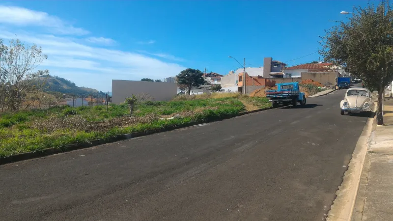 Terrenos no Jardim Ipê, com vista panorâmica para as serras e centro da cidade, solo duro econômico para construir, com testada variando entre 10m a 14m:  300m² por R$230.000,00;  200m² por R$150.000,00 e 100m² por 100.000,00 - foto 5